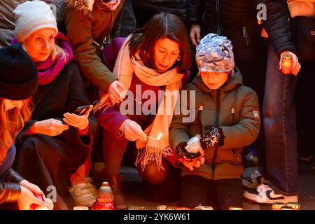 Les gens allument des bougies au mémorial de la Révolution de velours pour commémorer le 35e anniversaire de la Révolution de velours de 1989 dans la rue Narodni à Prague. Les gens célèbrent le 35e anniversaire de la Révolution de velours, qui a eu lieu le 17 novembre 1989. La révolution a commencé avec une manifestation étudiante à Prague qui a été réprimée par la police anti-émeute. La réaction violente a déclenché une vague de protestations anti-communistes, menant à la fin des 41 ans de régime à parti unique en Tchécoslovaquie. Ce mouvement historique a finalement transformé le pays en une république parlementaire. Dramaturge et droits de la personne AC Banque D'Images