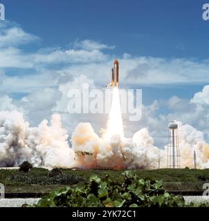 La navette spatiale Columbia se dirige vers le ciel après avoir dégagé la tour de la structure de service fixe au Launch Complex Pad 39A au Kennedy Space Center de la NASA en Floride. Banque D'Images