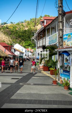 Rue Jean Cabot commerces et restaurants à Terre-de-Haut sur l'île des Saintes, Guadeloupe, Caraïbes françaises Banque D'Images
