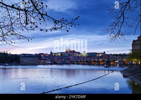 Vue sur le pont Charles, le château de Prague et la rivière Vltava au crépuscule. Prague, République tchèque Banque D'Images