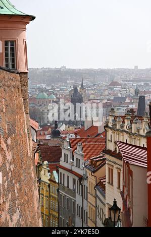 Zámecké escaliers scolaires à Mala Strana avec la Tour du pont de la vieille ville et Stare Mesto en arrière-plan. Prague, République tchèque Banque D'Images