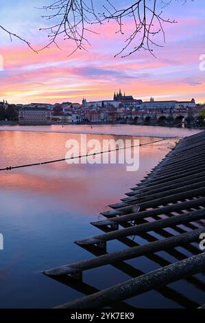 Vue sur le pont Charles, le château de Prague et la rivière Vltava au crépuscule. Prague, République tchèque Banque D'Images