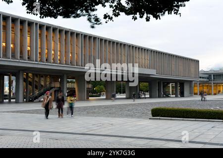 Musée mémorial de la paix d'Hiroshima conçu par l'architecte Tange Kenzo en 1955 dans le parc de la paix d'Hiroshima, au Japon Banque D'Images