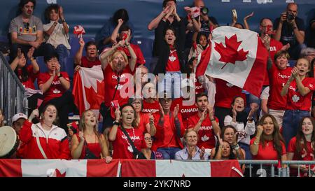 Malaga, Malaga, Espagne. 17 novembre 2024. Impressions, fans de Team Canda, célèbrent la victoire du point lors de la finale de la Coupe Billie Jean King 2024 - Tennis féminin (crédit image : © Mathias Schulz/ZUMA Press Wire) USAGE ÉDITORIAL SEULEMENT! Non destiné à UN USAGE commercial ! Banque D'Images