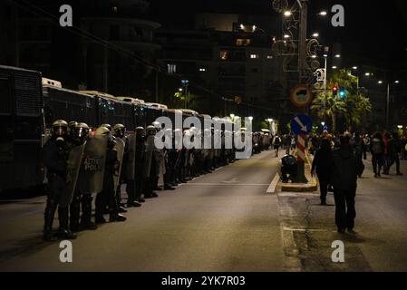 Athènes, Grèce. 17 novembre 2024. Athènes, Grèce, 17 novembre 2024. Des milliers de personnes défilent lors du rassemblement marquant le 51e anniversaire du soulèvement étudiant de 1973 contre la dictature militaire qui dirigeait la Grèce, à Athènes, Grèce, le 17 novembre 2024. (Photo de Kostas Galanis/Sipa USA) crédit : Sipa USA/Alamy Live News Banque D'Images