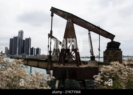 Pompes à pétrole anciennes dans la rivière Detroit au Windsor sculpture Garden Park à Windsor, Ontario, Canada Banque D'Images