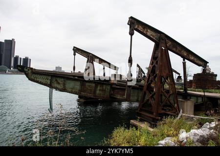 Pompes à pétrole anciennes dans la rivière Detroit au Windsor sculpture Garden Park à Windsor, Ontario, Canada Banque D'Images