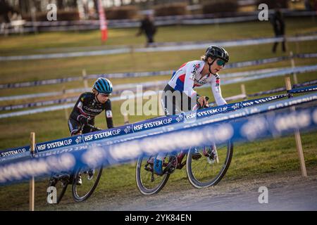 HSF SYSTEM CUP 2024, coupe tchèque en cyclocross, cyclocross, Kristyna Zemanova devant Viktoria Chladonova, le 16 novembre 2024, Rymarov, République tchèque Banque D'Images