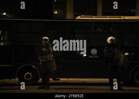 Athènes, Athènes, Grèce. 17 novembre 2024. Deux policiers anti-émeute devant les fourgonnettes de la police anti-émeute lors du 51e anniversaire du soulèvement polytechnique du 17 novembre 2024. (Crédit image : © Giorgos Arapekos/ZUMA Press Wire) USAGE ÉDITORIAL SEULEMENT! Non destiné à UN USAGE commercial ! Banque D'Images