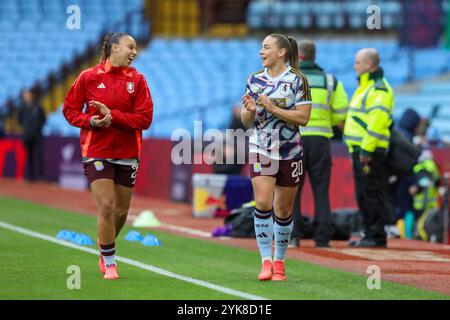 Birmingham, Royaume-Uni. 17 novembre 2024. Kirsty Hanson (20 Aston Villa) et Chasity Grant (23 Aston Villa) rient en applaudissant les fans. Aston Villa v Crystal Palace, WSL, Villa Park, Birmingham. (Sean Walsh/SPP) crédit : photo de presse sportive SPP. /Alamy Live News Banque D'Images