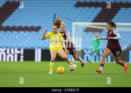 Birmingham, Royaume-Uni. 17 novembre 2024. Annabel Blanchard (10 Crystal Palace) dribble la balle loin de Rachel Daly (9 Aston Villa) et Chasity Grant (23 Aston Villa). Aston Villa v Crystal Palace, WSL, Villa Park, Birmingham. (Sean Walsh/SPP) crédit : photo de presse sportive SPP. /Alamy Live News Banque D'Images