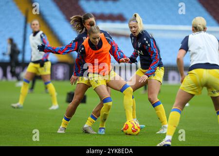 Birmingham, Royaume-Uni. 17 novembre 2024. Mon Cato (5 Crystal Palace) retient Katie Stengel (28 Crystal Palace) pendant l'échauffement. Aston Villa v Crystal Palace, WSL, Villa Park, Birmingham. (Sean Walsh/SPP) crédit : photo de presse sportive SPP. /Alamy Live News Banque D'Images