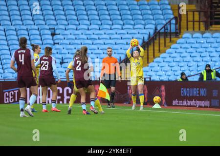 Birmingham, Royaume-Uni. 17 novembre 2024. Lily Woodham (23 Crystal Palace) s'y met. Aston Villa v Crystal Palace, WSL, Villa Park, Birmingham. (Sean Walsh/SPP) crédit : photo de presse sportive SPP. /Alamy Live News Banque D'Images