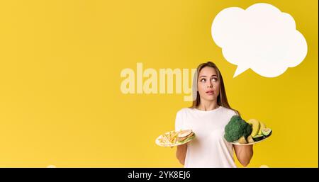 Des Plaques De Conservation Pour Femme Pensive Avec Des Aliments Sains Et Malsains, Des Calories De Comptage Banque D'Images