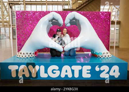 Toronto, Ontario, Canada. 14 novembre 2024. Swifties pose sous le cœur de la main au Talygate '24 au Metro Convention Centre. Taylgate '24 est une expérience de fans sur le thème de Taylor Swift à Toronto qui se tient en parallèle de ses six concerts à guichets fermés. L'événement propose des activités telles que chanter-alongs, DJ sets, et la fabrication de bracelets d'amitié, créant un centre de célébration pour les Swifties de tous âges? (Crédit image : © Shawn Goldberg/SOPA images via ZUMA Press Wire) USAGE ÉDITORIAL SEULEMENT! Non destiné à UN USAGE commercial ! Banque D'Images