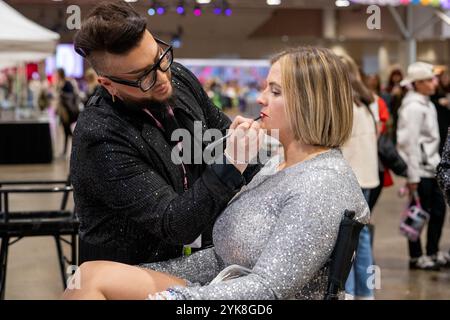 Toronto, Ontario, Canada. 14 novembre 2024. Un Swiftie se fait maquiller à la station de beauté Mac au Talygate '24 au Metro Convention Centre. Taylgate '24 est une expérience de fans sur le thème de Taylor Swift à Toronto qui se tient en parallèle de ses six concerts à guichets fermés. L'événement propose des activités telles que chanter-alongs, DJ sets, et la fabrication de bracelets d'amitié, créant un centre de célébration pour les Swifties de tous âges? (Crédit image : © Shawn Goldberg/SOPA images via ZUMA Press Wire) USAGE ÉDITORIAL SEULEMENT! Non destiné à UN USAGE commercial ! Banque D'Images