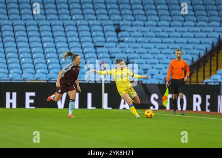 Birmingham, Royaume-Uni. 17 novembre 2024. Lily Woodham (23 Crystal Palace) joue le ballon le long de la ligne. Aston Villa v Crystal Palace, WSL, Villa Park, Birmingham. (Sean Walsh/SPP) crédit : photo de presse sportive SPP. /Alamy Live News Banque D'Images