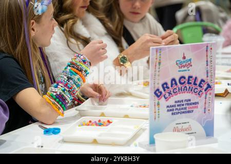 Toronto, Ontario, Canada. 15 novembre 2024. Les Swifties fabriquent des bracelets à la station Bracelet Exchange pendant le Taylgate '24, au Metro Convention Centre. Taylgate '24 est une expérience de fans sur le thème de Taylor Swift à Toronto qui se tient en parallèle de ses six concerts à guichets fermés. L'événement offre des activités telles que le chant-alongs, DJ sets et la fabrication de bracelets d'amitié, créant un centre de célébration pour les Swifties de tous âges. (Crédit image : © Shawn Goldberg/SOPA images via ZUMA Press Wire) USAGE ÉDITORIAL SEULEMENT! Non destiné à UN USAGE commercial ! Banque D'Images