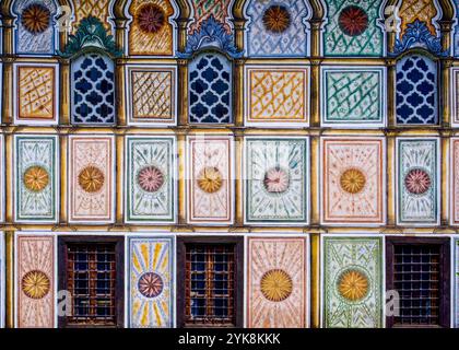 La mosquée peinte, un bâtiment ottoman du XVe siècle connu pour ses motifs floraux et géométriques complexes, Tetovo, Macédoine du Nord. Banque D'Images