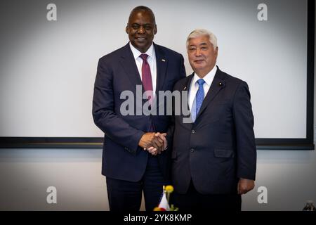 Le secrétaire à la Défense, Lloyd J. Austin III, rencontre le ministre japonais de la Défense, le général Nakatani, pour un échange bilatéral à Darwin, en Australie, le 17 novembre 2024. (Photo du DOD par U.S. Air Force Tech. Sgt. Jack Sanders) Banque D'Images