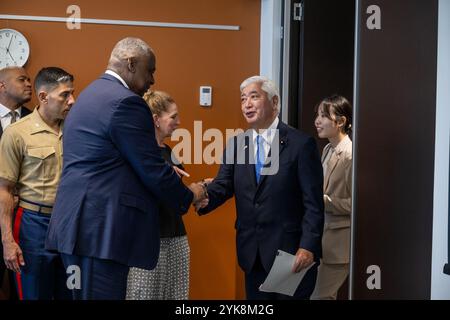 Le secrétaire à la Défense, Lloyd J. Austin III, rencontre le ministre japonais de la Défense, le général Nakatani, pour un échange bilatéral à Darwin, en Australie, le 17 novembre 2024. (Photo du DOD par U.S. Air Force Tech. Sgt. Jack Sanders) Banque D'Images