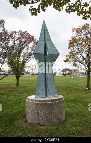 Sculpture abstraite en bronze à l'aéroport sur County Road à Windsor, Ontario, Canada Banque D'Images