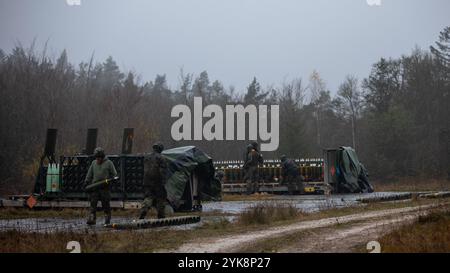 Les soldats de l'armée allemande séparent les tirs d'artillerie en préparation de la distribution lors de l'exercice Dynamic Front 25 sur le camp d'Aix-la-Chapelle, Bavière, Allemagne, 16 novembre 2024. Dynamic Front accroît la létalité de l’Alliance de l’OTAN par des tirs à longue portée, la préparation des unités dans un environnement interarmées et multinational complexe et l’exploitation des capacités du pays hôte pour accroître la portée opérationnelle de l’USAREUR-AF. Dynamic Front comprend plus de 1 800 militaires américains et 3 700 multinationaux de 28 pays alliés et partenaires. (Photo de l'armée américaine par CPT. Thomas McCarty) Banque D'Images