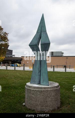 Sculpture abstraite en bronze à l'aéroport sur County Road à Windsor, Ontario, Canada Banque D'Images