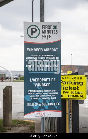 Panneau de stationnement à l'aéroport sur County Road à Windsor, Ontario, Canada Banque D'Images