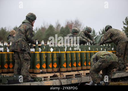 Les soldats de l'armée allemande enlèvent les cônes nasaux des obus d'artillerie en préparation de tirs réels dans le cadre de l'exercice Dynamic Front 25 sur le camp d'Aix-la-Chapelle, Bavière, Allemagne, 16 novembre 2024. Dynamic Front accroît la létalité de l’Alliance de l’OTAN par des tirs à longue portée, la préparation des unités dans un environnement interarmées et multinational complexe et l’exploitation des capacités du pays hôte pour accroître la portée opérationnelle de l’USAREUR-AF. Dynamic Front comprend plus de 1 800 militaires américains et 3 700 multinationaux de 28 pays alliés et partenaires. (Photo de l'armée américaine par CPT. Thomas) Banque D'Images