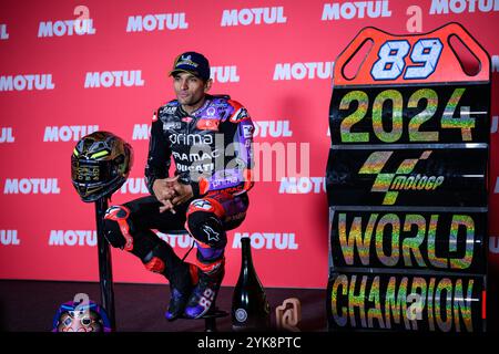 Champion du monde MotoGP 2024, le coureur espagnol Jorge Martin, lors de la conférence de presse après avoir remporté le titre, à Barcelone, Espagne, novembre 2024 Banque D'Images