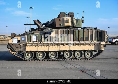 Un véhicule de combat M2A3 Bradley de l'armée américaine est assis sur une ligne de vol avant d'être chargé sur un C-17 Globemaster III de l'US Air Force, Oct. 30, 2024, dans la zone de responsabilité du commandement central des États-Unis (AOR). Avant le transport, une inspection conjointe a été menée par des soldats de l'armée américaine du 278th Armored Cavalry Regiment et des aviateurs du 386th Expeditionary Logistics Readiness Squadron pour s'assurer que les normes de sécurité et l'équilibre adéquat des aéronefs sont respectés pendant le transport. (Photo de l'US Air Force) Banque D'Images