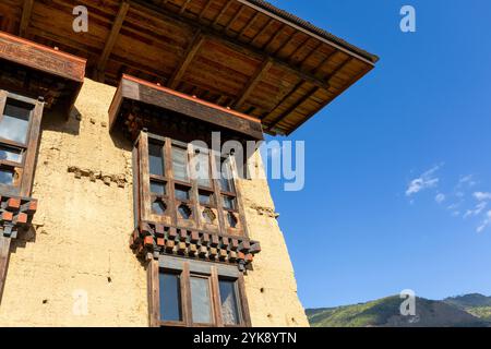 Un vieux bâtiment le long de l'autoroute Paro-Thimphu, Bhoutan. Banque D'Images