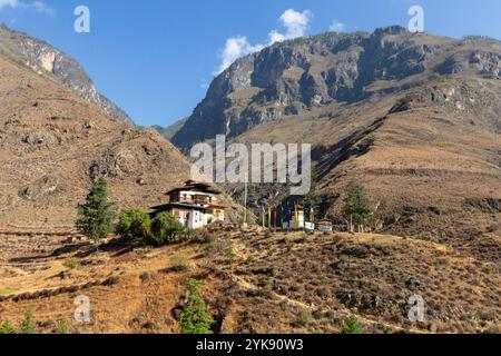 Tachog Lhakhang, également connu sous le nom de Tachogang Lhakhang est l'un des plus anciens Dzong est situé le long de l'autoroute Paro-Thimphu, Bhoutan. Banque D'Images