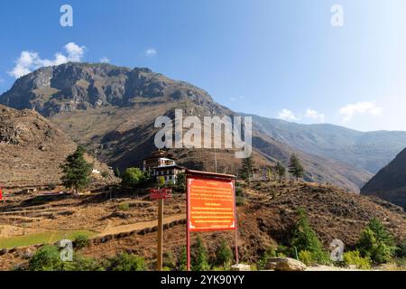 Tachog Lhakhang, également connu sous le nom de Tachogang Lhakhang est l'un des plus anciens Dzong est situé le long de l'autoroute Paro-Thimphu, Bhoutan. Banque D'Images