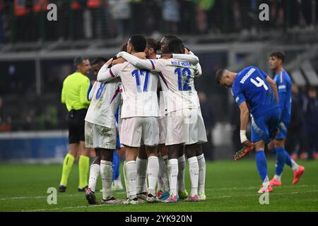 Les joueurs français célèbrent leur victoire lors du match du Groupe A2 - UEFA NATIONS LEAGUE 2024 entre l'Italie et la France le 17 novembre 2024 au stade Giuseppe Meazza San Siro Siro de Milan, Italie. Banque D'Images