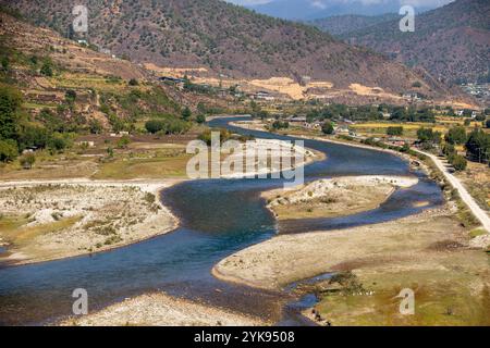 Paro Chhu ou rivière Paro, la rivière qui traverse Paro, Bhoutan. Banque D'Images