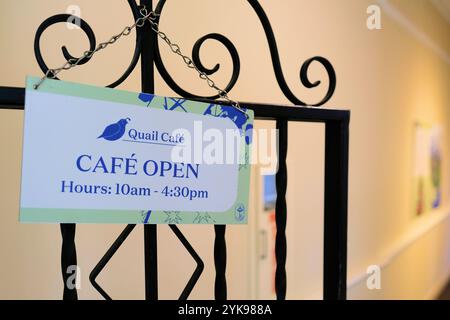 Quail Cafe signe ouvert au domaine et jardins Filoli, à Woodside, Californie ; heures d'ouverture du restaurant ; Filoli Center. Banque D'Images