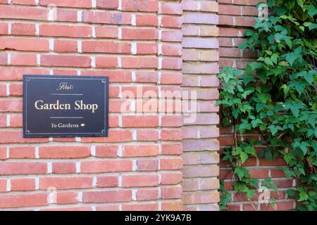 Panneau Garden Shop au domaine Filoli et jardins, à Woodside, Californie ; flèche pointant vers les jardins ; fournitures de pépinière et de jardinage. Banque D'Images