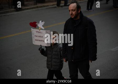 Athènes, Grèce. 17 novembre 2024. Athènes, Grèce, 17 novembre 2024. Des milliers de personnes défilent lors du rassemblement marquant le 51e anniversaire du soulèvement étudiant de 1973 contre la dictature militaire qui dirigeait la Grèce, à Athènes, Grèce, le 17 novembre 2024. (Photo de Kostas Galanis/Sipa USA) crédit : Sipa USA/Alamy Live News Banque D'Images