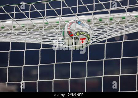 Milan, Italie. 17 novembre 2024. Stade San Siro : le ballon du match lors de l'UEFA Nations League 2024, Ligue A, Groupe A2, match entre l'Italie et la France au stade San Siro, Italie. Francesco Farina/SPP (FRANCESCO FARINA/SPP) crédit : SPP Sport Press photo. /Alamy Live News Banque D'Images