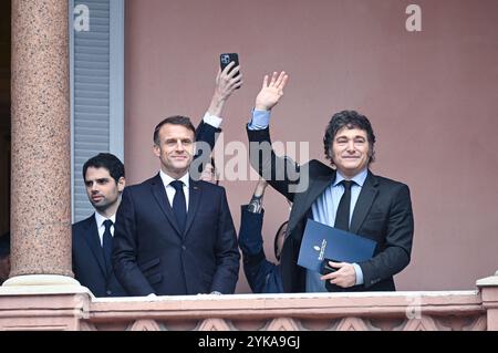 Buenos Aires, Argentine - 17 novembre 2024 : le président français Emmanuel Macron se rend en Argentine dans le cadre d'une tournée diplomatique visant à renforcer les liens bilatéraux et à favoriser la coopération entre les deux Nations. L’ordre du jour de Macron comprend des rencontres avec le président Gabriel Boric, des discussions sur les partenariats économiques et des initiatives de collaboration dans des domaines comme le développement durable et le commerce international. Cette visite souligne l'importance des relations de la France avec l'Amérique latine. Banque D'Images