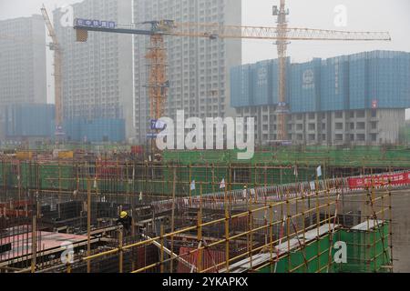 XI'AN, CHINE - 12 NOVEMBRE 2024 - des travailleurs travaillent sur un site de construction de logements à Xi 'an, province du Shaanxi, Chine, 12 novembre 2024. Banque D'Images