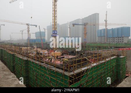 XI'AN, CHINE - 12 NOVEMBRE 2024 - des travailleurs travaillent sur un site de construction de logements à Xi 'an, province du Shaanxi, Chine, 12 novembre 2024. Banque D'Images