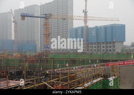 XI'AN, CHINE - 12 NOVEMBRE 2024 - des travailleurs travaillent sur un site de construction de logements à Xi 'an, province du Shaanxi, Chine, 12 novembre 2024. Banque D'Images