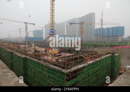 XI'AN, CHINE - 12 NOVEMBRE 2024 - des travailleurs travaillent sur un site de construction de logements à Xi 'an, province du Shaanxi, Chine, 12 novembre 2024. Banque D'Images