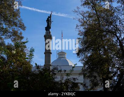 Montgomery, Alabama, États-Unis. 17 novembre 2024. Le dôme du Capitole de l'État de l'Alabama à Montgomery, en Alabama, avec le monument commémoratif confédéré vu au premier plan, le 17 novembre 2024. Le bâtiment, qui figure sur le registre national des lieux historiques, a ouvert ses portes en 1851 et a servi temporairement de premier capitole des États confédérés d'Amérique. (Crédit image : © Scott Coleman/ZUMA Press Wire) USAGE ÉDITORIAL SEULEMENT! Non destiné à UN USAGE commercial ! Banque D'Images