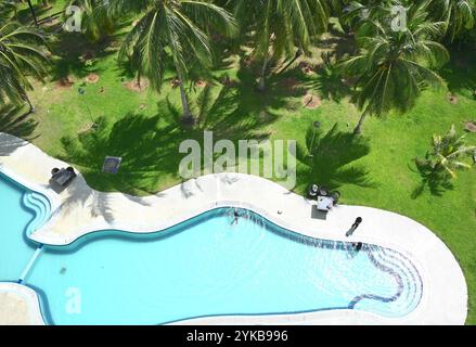 Piscine d'hôtel de village verdâtre à Langkawi Malaisie. Banque D'Images