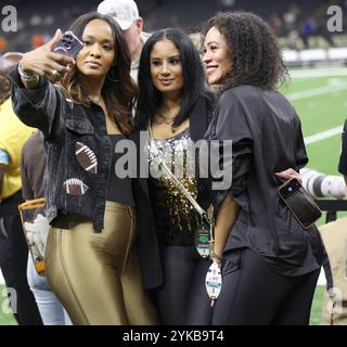 La Nouvelle-Orléans, États-Unis. 17 novembre 2024. Un trio de fans des Saints de la Nouvelle-Orléans prennent un selfie lors d'un concours de la National Football League au Caesars Superdome le dimanche 17 novembre 2024 à la Nouvelle-Orléans, en Louisiane. (Photo de Peter G. Forest/Sipa USA) crédit : Sipa USA/Alamy Live News Banque D'Images