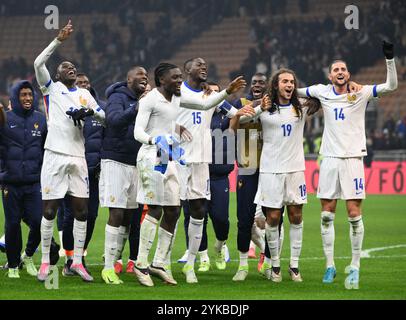 Milan, Italie. 17 novembre 2024. Les joueurs de France célèbrent après avoir remporté le match de football UEFA Nations League 2024/25 Ligue A Groupe 2 entre l'Italie et la France à Milan, Italie, 17 novembre 2024. Crédit : Alberto Lingria/Xinhua/Alamy Live News Banque D'Images